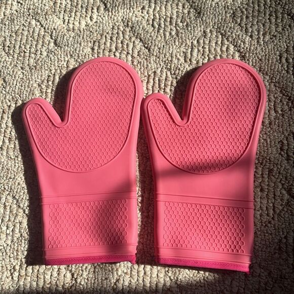 Pink Kitchen Silicone Rubber Oven Mits NWOT - Picture 1 of 3